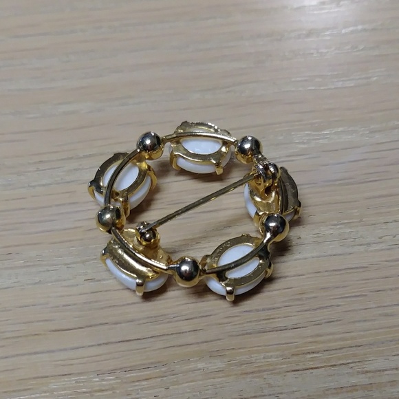 VTG WHITE Scarab Beetle ROUND BROOCH - Picture 4 of 4